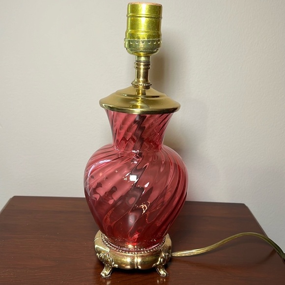 Vintage pink cranberry glass swirl optic gold brass footed pedestal desk lamp - Picture 4 of 10